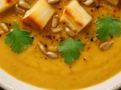 Krem z żółtej papryki i soczewicy, uzupełniony... wędzonym twarogiem – autorska interpretacja Mateusza Gesslera