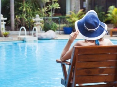 All inclusive po sezonie. "Zwykle siedzi się w hotelu obok totalnej biedy"