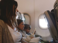 Leciałam na wakacje z dziećmi. Słowa kobiety w samolocie poruszyły mnie jak nic innego