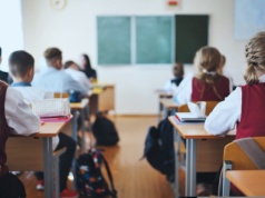 Uczniowie wciąż mają lekcje do wieczora. Rząd wyznaczył termin zmiany systemu. Już upłynął