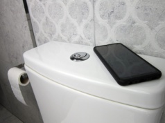 Bierzesz smartfon do toalety? Spodziewaj się najgorszego