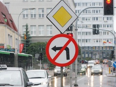 Zakaz skrętu to podwójna pułapka. Kierowcy często o tym zapominają