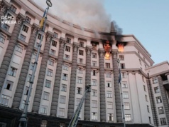 Zmasowany atak Rosji na Ukrainę: w Kijowie zniszczone budynki mieszkalne, zapalił się gmach Rady Ministrów