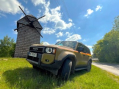 Jeździliśmy kultowym Land Cruiserem i nie żałujemy ani jednej sekundy. Test farmerskiej Toyoty