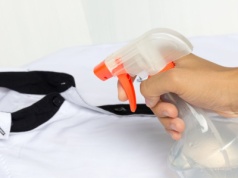 Żelazko w spreyu. Ten domowy środek pozwoli ci zaoszczędzić czas. Przygotujesz go z 3 składników