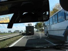 Wyprzedzanie a limity prędkości. Powszechny błąd kierowców może drogo kosztować