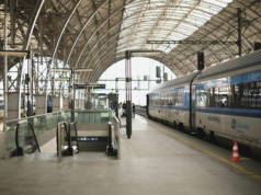 Wylatujesz z Pragi? Tak dotrzesz na lotnisko wprost z Polski. Bez komplikacji