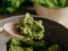 Łagodzi wzdęcia i wspiera pracę nerek. Dodawaj do posiłków każdego dnia