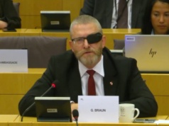 Braun z tajemniczą opaską na oku. Wyjawił, co się stało. "Odkleiło się oczko temu misiu"