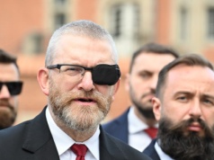 Tajemnicza opaska na oku Brauna. Polityk zdradził, co mu dolega