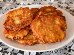 Moja babcia dodaje 1 łyżkę do placków ziemniaczanych. Nie piją oleju i są idealnie chrupkie