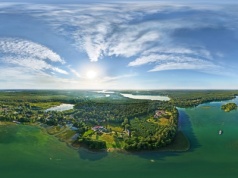 Najbardziej popularnym, śródlądowym kierunkiem dla żeglarzy od dawna są Mazury. Ale to inne polskie jeziora są magiczne