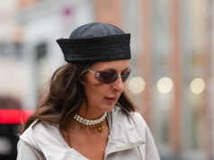 Jak nosić pillbox hat? Oto najmodniejsze nakrycie głowy na jesień 2025