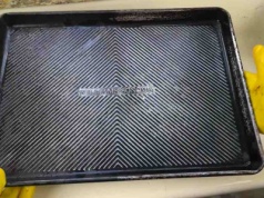 Wylej na brudną blachę od piekarnika. Będzie wyglądać jak nowa