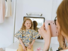 Najbardziej rani nie obcy, ale kobieta kobietę. Badania pokazują, co słyszą małe dziewczynki