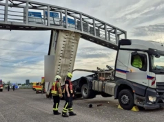 Uniesiona wywrotka uderzyła w bramownicę, kierowca wymagał akcji reanimacyjnej