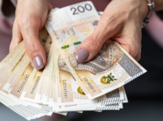 Nawet 5 tys. zł przez rok dla tych Polaków. Warunki są jasne. Kluczowa data to 3 października