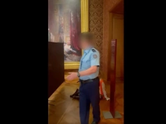 Policja w muzeum. Aktywistka obnażyła się przed obrazem „Rejtan”
