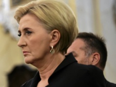 Agata Duda weszła cała na czarno. W takim stroju wystąpiła u boku męża