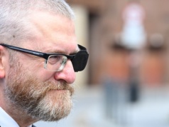 „Oczko się odkleiło temu misiu”. Grzegorz Braun z dystansem o swoich problemach ze wzrokiem