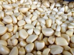 Zrób to przed wrzuceniem czosnku do sałatki. Później sobie podziękujesz