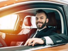 Elektryk czy hybryda – co bardziej opłaca się w leasingu?