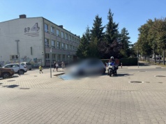 Korzystała z udogodnień dla inwalidów pod szkołą – kierująca ma teraz spore kłopoty