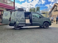 Peugeot Partner 4×4 mobilny dom na kołach z miejscem na broń