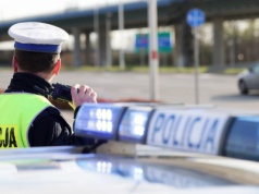 Policjanci stoją na wiaduktach i i czymś celują. Jednak nie mierzą prędkości