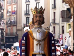 Oto jedna z najbardziej niezrozumiałych tradycji Hiszpanii. Turyści kochają, mieszkańcy zarabiają