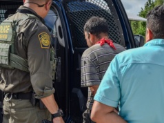 Wielka obława na migrantów. Trump podsumował akcję memem