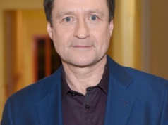 Kawalec przez 40 lat był wzorowym mężem. Teraz jest zakochany w 30 lat młodszej