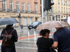 Czarne chmury nad Polską. W tych rejonach podczas burz ma być najgroźniej