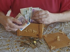Polacy coraz więcej oszczędzają na emeryturę. Rosną środki na IKE i IKZE