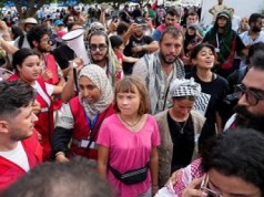 Tłumy i wiwaty witają Gretę Thunberg w porcie w Tunezji. Aktywistka płynie do Gazy