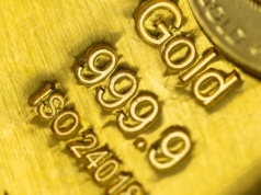 Złoto najdroższe w historii. Słabe dane z rynku pracy zwiększają presję na Fed