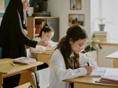 MEN ogranicza godziny, nauczyciele tracą pracę. Pozwy do sądów bardzo możliwe