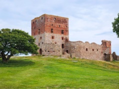 To jedna z najstarszych średniowiecznych fortec. Leży na skalistym klifie