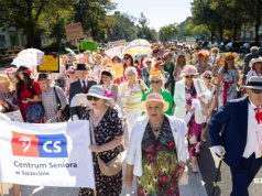 Seniorzy opanowali Szczecin. Ulicami przeszedł Kolorowy Korowód Kapeluszy [WIDEO, ZDJĘCIA]