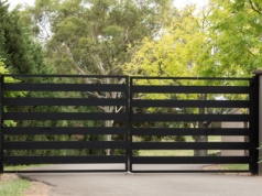 Ogrodzenie na lata – dlaczego warto inwestować w solidne zawiasy i szyny do bram?