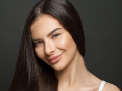 Wygląda jak woda, a w 10 sekund robi z włosów taflę. Efekt lepszy niż z salonu i to za grosze