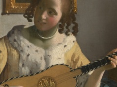 "Dziewczyna grająca na gitarze" razy dwa. Wyjątkowa wystawa w Londynie