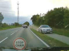 "Burak z bmw". Pędził drogą rowerową, za nim unosił się tuman kurzu. Internauci nie mają litości