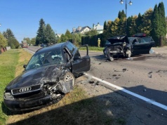 Groźne zderzenie czołowe w Szówsku. 3 osoby w szpitalu i zmasakrowane pojazdy