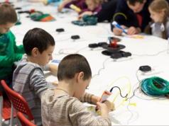 "Miliony zajęć dodatkowych po lekcjach. To rywalizacja rodziców, a nie dzieci"