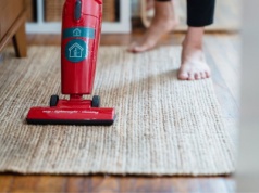 Eksperci przetestowali odkurzacze bezprzewodowe. Ten tańszy model okazał się lepszy od Dysona