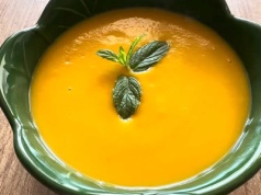 Koniec z mdłą zupą dyniową. Ten tropikalny dodatek pogłębi smak