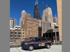 Zdjęcie samochodu ICE a w tle chicagowski Willis Tower