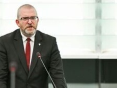 Grzegorz Braun z aktem oskarżenia i kolejne wnioski o uchylenie immunitetu w PE