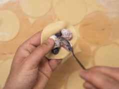 Owoce nie wypłyną z pierogów. Najprostszy patent działa najlepiej